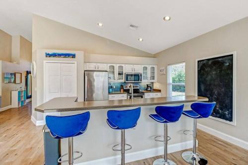 Pool Home Near Beaches and Downtown 5th Ave. in 東那不勒斯