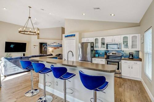 Pool Home Near Beaches and Downtown 5th Ave. in 東那不勒斯