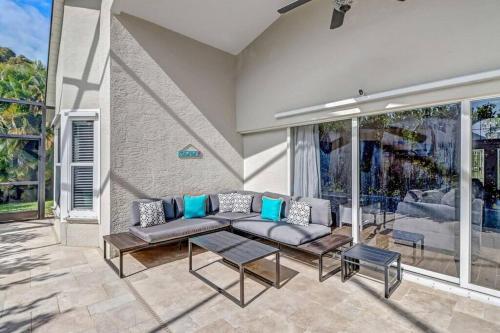 Pool Home Near Beaches and Downtown 5th Ave. in 東那不勒斯