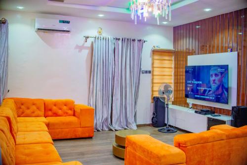 B&B Lagos - Superb 2-Bedroom Duplex FAST WiFi+24Hrs Power - Bed and Breakfast Lagos