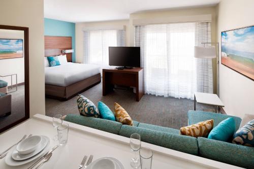 1 king bed, 1 sofa bed
