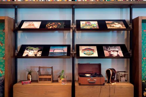 Moxy Chicago Downtown - image 2