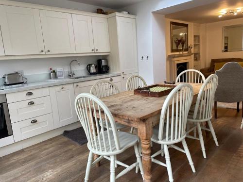 Beautiful 3 Bed Basement Flat With Garden in Bath