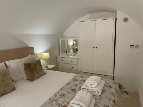 Beautiful 3 Bed Basement Flat With Garden in Bath