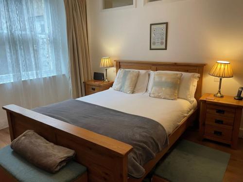 Beautiful 3 Bed Basement Flat With Garden in Bath