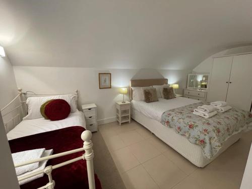 Beautiful 3 Bed Basement Flat With Garden in Bath