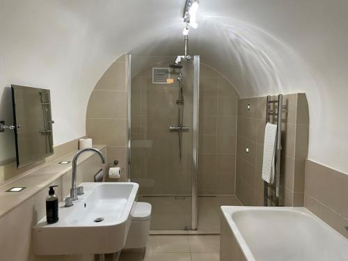 Beautiful 3 Bed Basement Flat With Garden in Bath