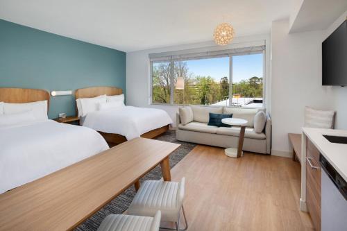 2 queen beds, 1 sofa bed