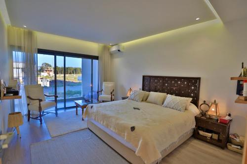 Moon house in 레지던스 리아드