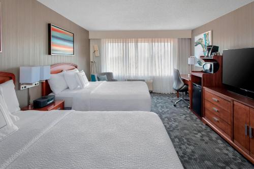 Queen Room with Two Queen Beds and Courtyard View