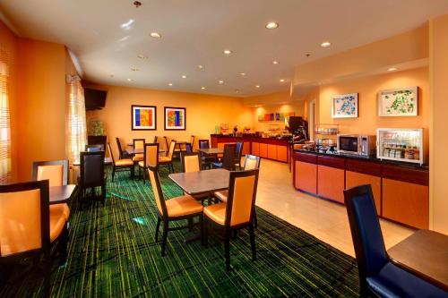 餐飲選擇, 聖彼德堡克利爾沃特萬豪萬楓酒店 (Fairfield Inn & Suites St. Petersburg Clearwater) in 佛羅里達州拉戈 (FL)