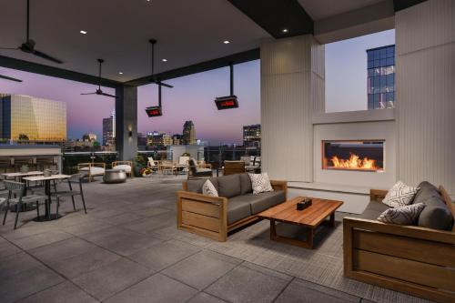 AC Hotel By Marriott Raleigh Downtown - image 4