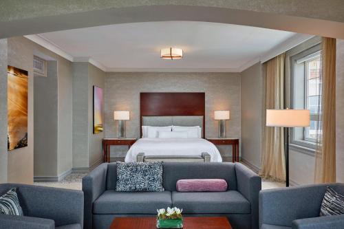 1 king bed, 1 sofa bed