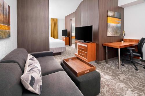 2 queen beds, 1 sofa bed