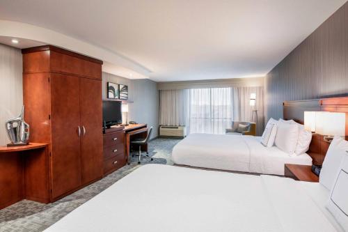Courtyard by Marriott Edmonton West - Tap to explore photos