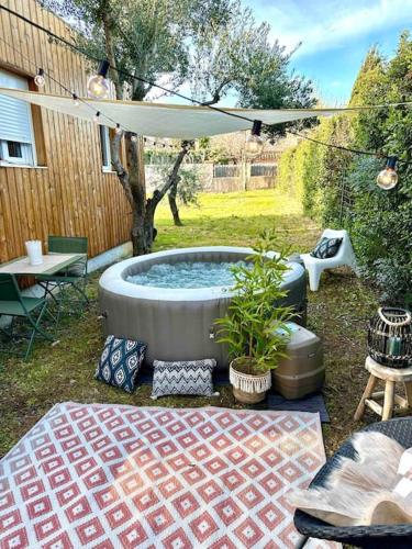 Studio provençal atypique avec jacuzzi privé