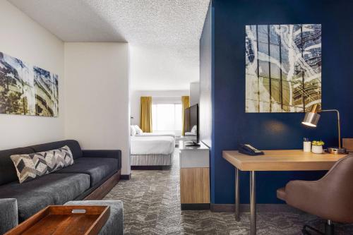 2 queen beds, 1 sofa bed