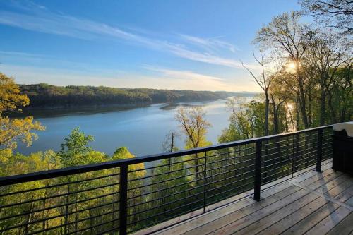 Lakeview Happy Place - 10 Person House with HOT TUB on Lake Cumberland