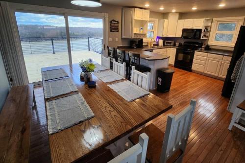 Lakeview Happy Place - 10 Person House with HOT TUB on Lake Cumberland