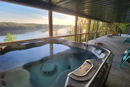 Lakeview Happy Place - 10 Person House with HOT TUB on Lake Cumberland in Burnside, USA