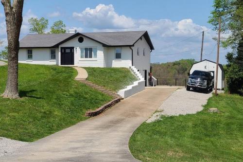 Lakeview Happy Place - 10 Person House with HOT TUB on Lake Cumberland in Burnside, USA
