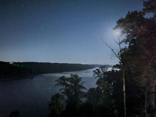 Lakeview Happy Place - 10 Person House with HOT TUB on Lake Cumberland