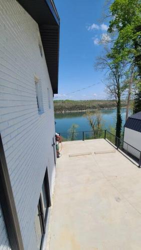 Lakeview Happy Place - 10 Person House with HOT TUB on Lake Cumberland in Burnside, USA