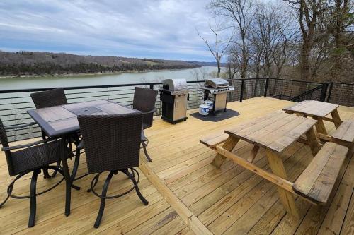 Lakeview Happy Place - 10 Person House with HOT TUB on Lake Cumberland in Burnside, USA