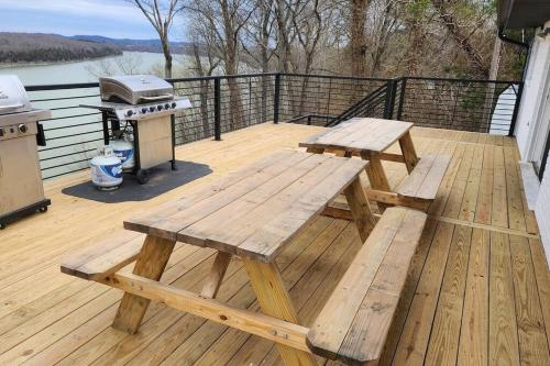Lakeview Happy Place - 10 Person House with HOT TUB on Lake Cumberland in Burnside, USA