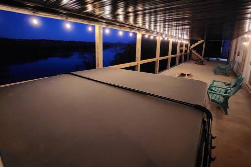 Lakeview Happy Place - 10 Person House with HOT TUB on Lake Cumberland in Burnside, USA
