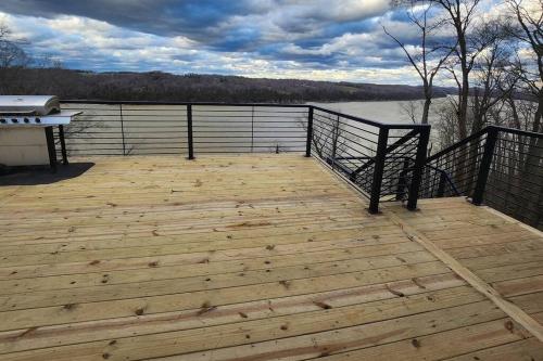 Lakeview Happy Place - 10 Person House with HOT TUB on Lake Cumberland in Burnside, USA