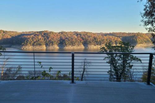 Lakeview Happy Place - 10 Person House with HOT TUB on Lake Cumberland