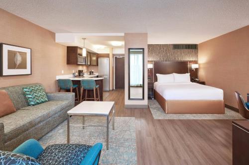 1 queen bed, 1 sofa bed
