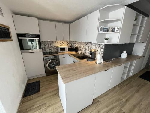 Appartement T3 Duplex avec Terrasse, Parking et Wi-Fi au Port - FR-1-723-38 in Agde