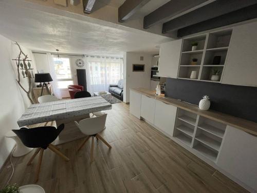 Appartement T3 Duplex avec Terrasse, Parking et Wi-Fi au Port - FR-1-723-38 in Agde