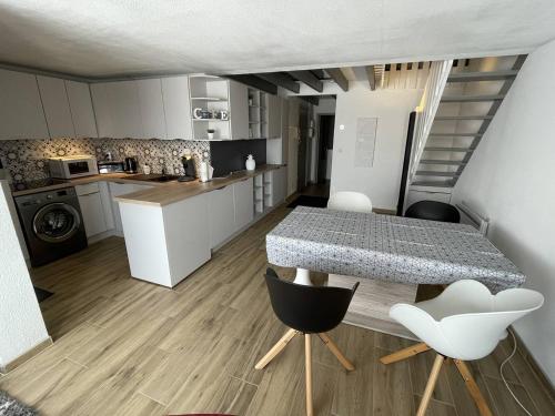 Appartement T3 Duplex avec Terrasse, Parking et Wi-Fi au Port - FR-1-723-38 in Agde