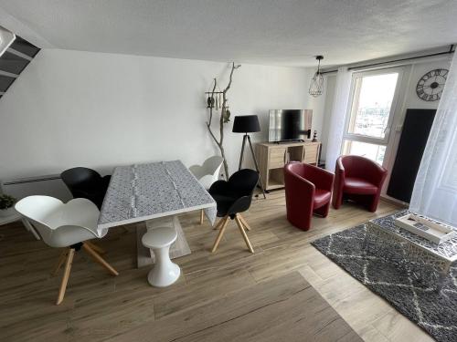 Appartement T3 Duplex avec Terrasse, Parking et Wi-Fi au Port - FR-1-723-38 in Agde