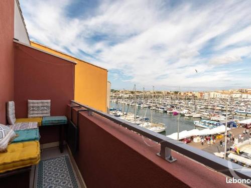 Appartement T3 Duplex avec Terrasse, Parking et Wi-Fi au Port - FR-1-723-38 in Agde