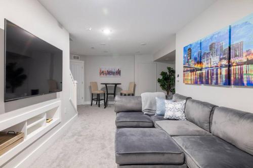4 Bedroom 3 Bath Sleeps 10 Pet Friendly Private Backyard, 2 Car Garage, City Views, Close to all Stadiums and Casino in Pittsburgh, USA