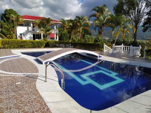FINCA EN CHINAUTA VIA ARBELAEZ PISCINA-ECOTURISMO