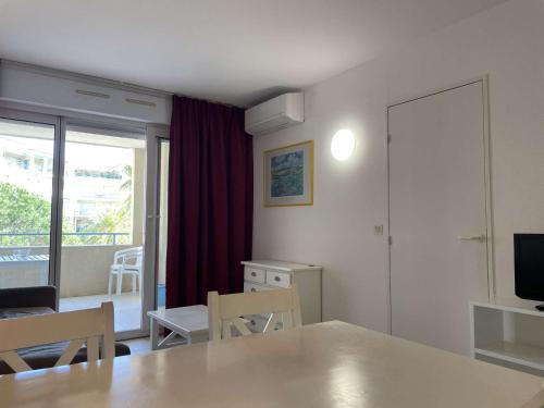 Appartement avec terrasse, piscine et a 5 min de la plage a Juan les Pins - FR-1-252-185 in Avenue de Cannes