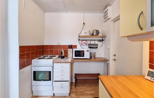 Cocina, Awesome Home In Skvde With Sauna, Wifi And 1 Bedrooms in Skovde