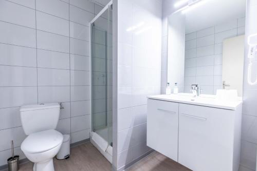 CIT'HOTEL LE DAV Clermont-Ferrand Centre - 샤워실