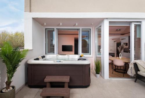 Glow luxury apartment with terrace and jacuzzi, Split