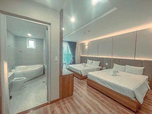 Quadruple Room with Bath image 3
