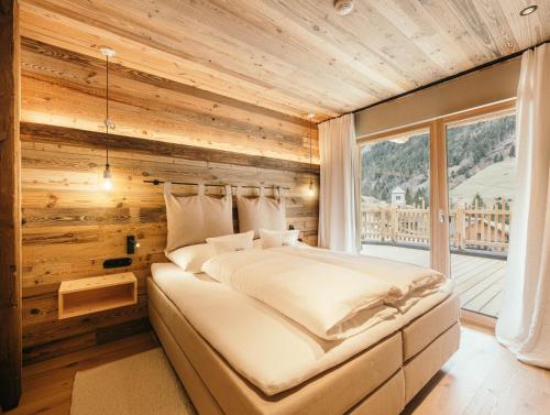 4 bedrooms, 9 beds