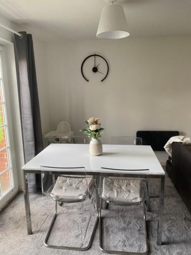 Marine Viewing 2 bedrooms flat, Manchester (photo 11)