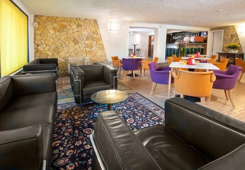 Hotel St. Moritz - image 9