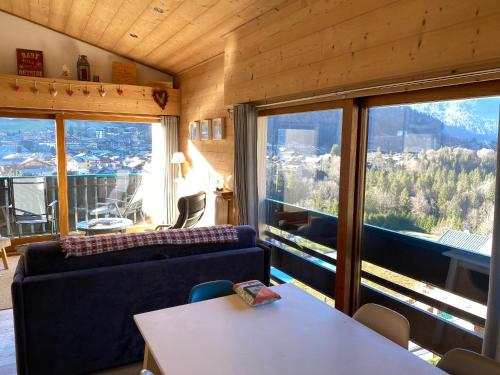 Luxury Apartment, 350m to ski lift, south facing, close to town centre Morzine