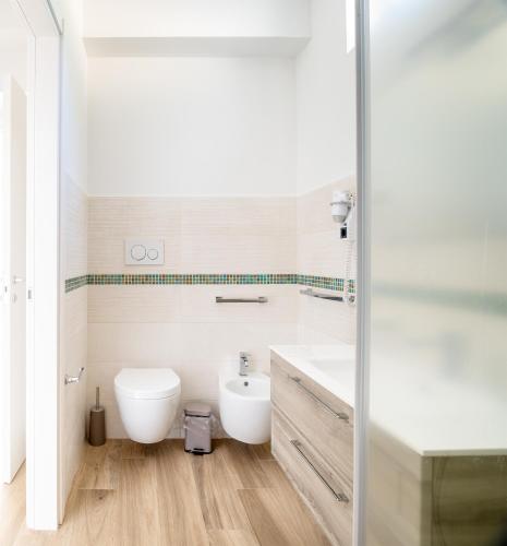 Deluxe Suite with Spa Bath image 10